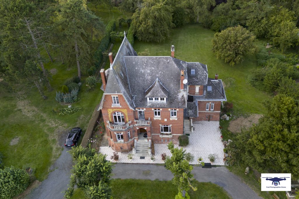 Vue aérienne d'une maison de maître.