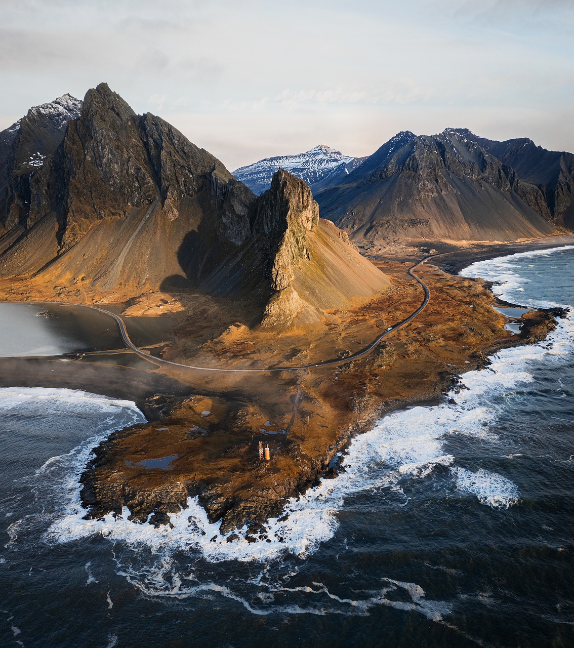 Photographie aérienne d'une montagne au bord de la mer.
